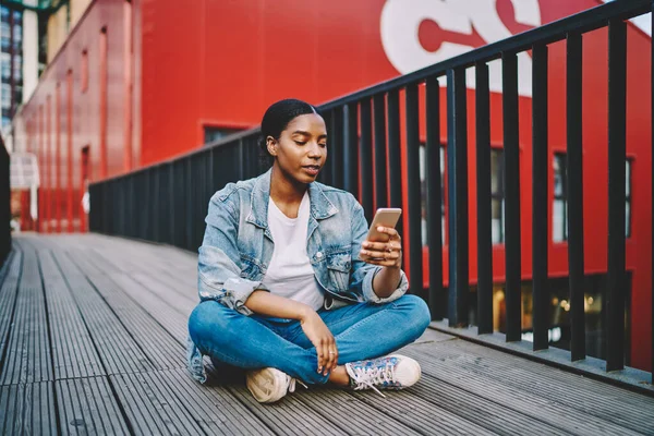 Young Dark Skinned Hipster Girl Casual Wear Read News Social — Stock Photo, Image