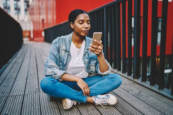 Dark Skinned Female Blogger Reading New Feed Social Networks Using — Stock Photo, Image