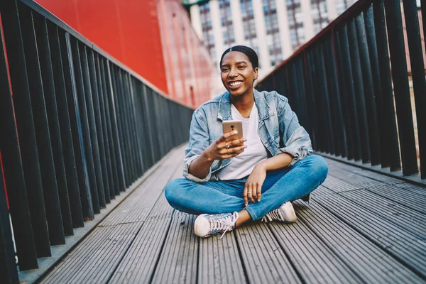 Cheerful African American Woman Casual Wear Sitting Urban Setting Mobile — Stock Photo, Image