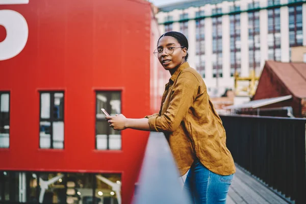 Portrait Femme Millénaire Tenue Décontractée Lunettes Tendance Passant Temps Milieu — Photo