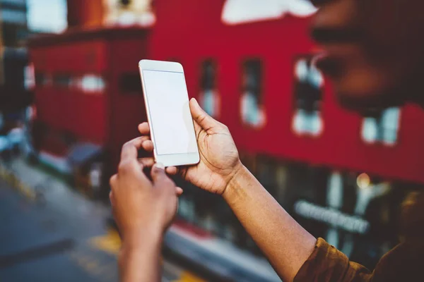 Beskuren Bild Kvinnans Hand Håller Smartphone Med Prototyp Upp Skärmen — Stockfoto