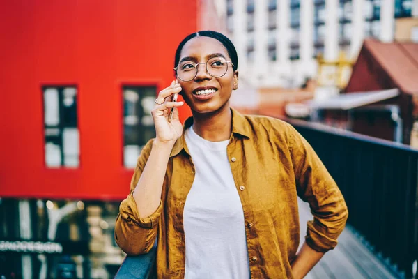 Усміхнена Афроамериканка Окулярах Має Розмову Мобільним Телефоном Стоїть Відкритому Повітрі — стокове фото