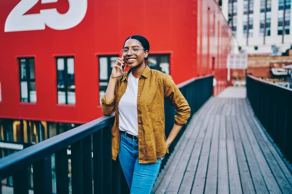 Jovem Americana Africana Alegre Óculos Fazendo Chamada Telefone Celular Roaming — Fotografia de Stock