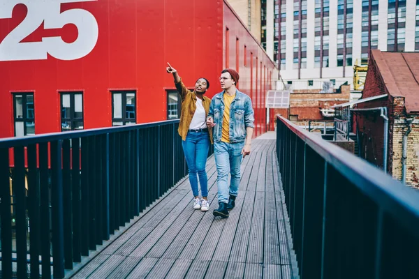 Mujer Afroamericana Ropa Casual Moda Señalando Entorno Urbano Caminando Con — Foto de Stock