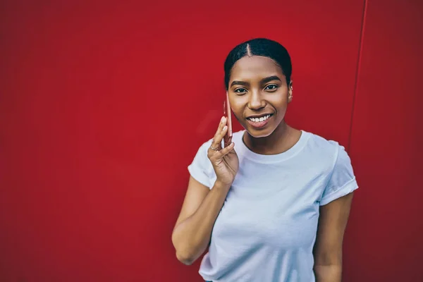 Портрет Веселої Афро Американської Жінки Задоволений Хорошою Телефонною Розмовою Яка — стокове фото