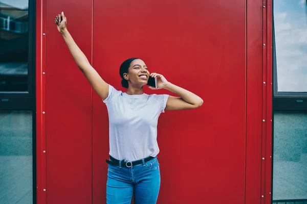 Overjoyed Mulher Pele Escura Levantando Mão Feliz Ouvir Amigo Através — Fotografia de Stock