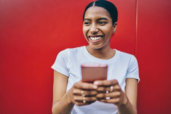 Mulher Pele Escura Alegre Satisfeito Com Boa Conexão Conversando Com — Fotografia de Stock