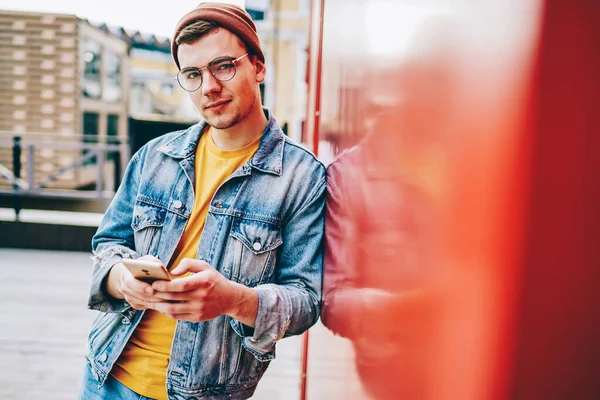 Porträtt Kaukasiska Hipster Kille Trendiga Glasögon Med Mobiltelefon Stadsmiljö Trendigt — Stockfoto