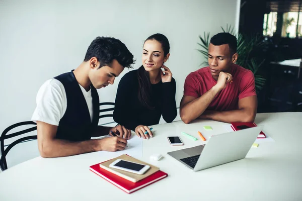 Une Équipe Jeunes Étudiants Hommes Femmes Passe Temps Coopérer Partager — Photo