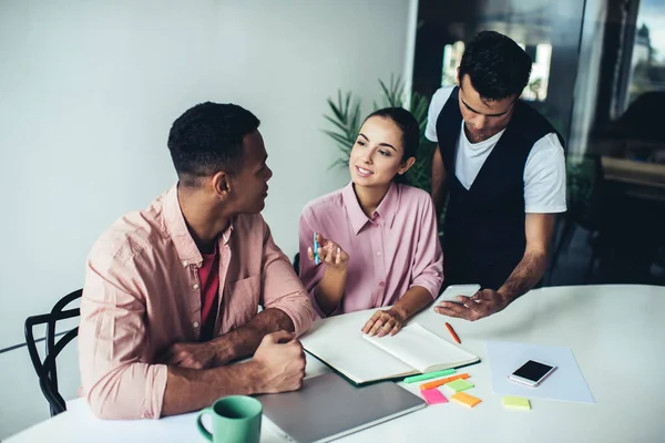 Colaboradores Inteligentes Masculinos Femeninos Que Cooperan Información Para Proyecto Startup —  Fotos de Stock