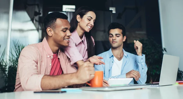 Alegre Hombres Mujeres Empleados Ropa Casual Sonriendo Contenido Divertido Texto —  Fotos de Stock