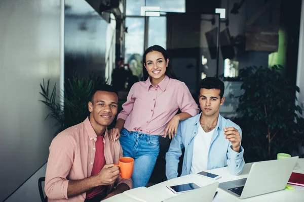 Retrato Empleados Positivos Multiculturales Masculinos Femeninos Posando Cerca Del Escritorio —  Fotos de Stock