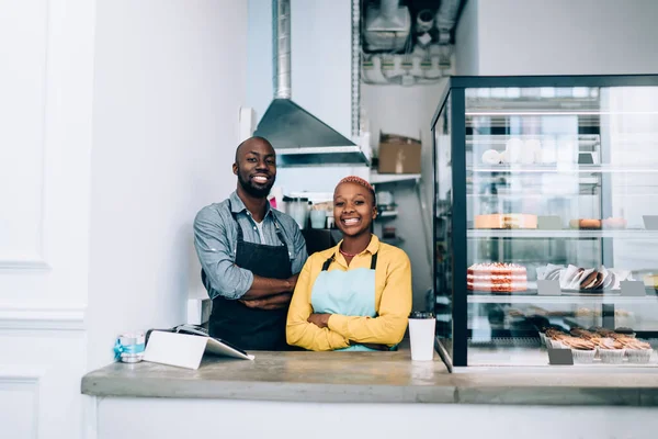 Homem Mulher Afro Americanos Positivos Aventais Mantendo Braços Cruzados Olhando — Fotografia de Stock