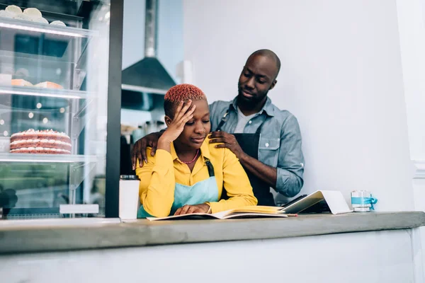 Afro Americano Homem Avental Apoiar Confortar Cansado Mulher Colega Enquanto — Fotografia de Stock