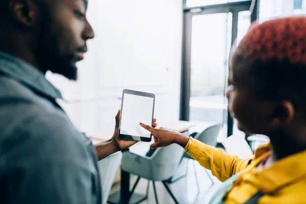 Unscharfe Afroamerikanische Männer Und Frauen Surfen Einer App Auf Einem — Stockfoto