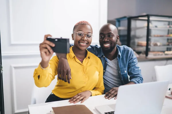 Africano Americano Homem Mulher Alegremente Sorrindo Abraçando Tomar Selfie Trabalhando — Fotografia de Stock