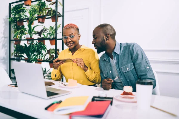 Afroamerikaner Schaut Kollegin Beim Essen Und Arbeitet Gemeinsam Projekt Modernem — Stockfoto