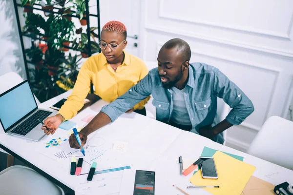 Van Boven Afro Amerikaanse Man Vrouw Die Schrijven Papieren Met — Stockfoto