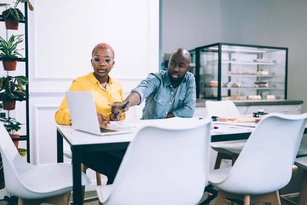 Afro Amerikaanse Man Vrouw Zoek Naar Laptop Scherm Het Bespreken — Stockfoto