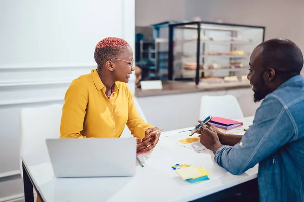 Knappe Afro Amerikaanse Man Glimlachen Het Delen Van Gegevens Smartphone — Stockfoto