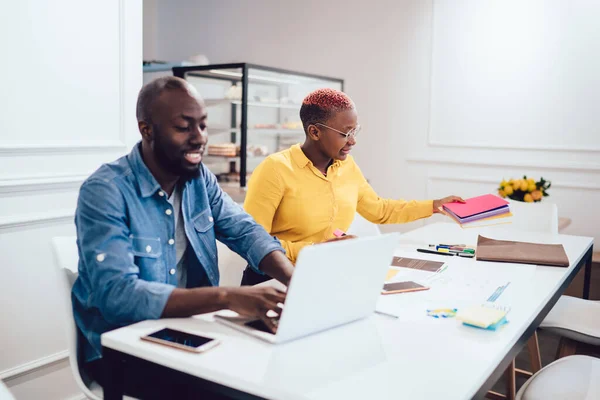 Handsome African American Man Smiling Using Laptop While Sitting Cafe — Stock Photo, Image