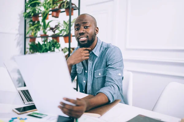 Schöner Afroamerikanischer Mann Mit Geschäftsdokumenten Reibt Sich Das Kinn Und — Stockfoto