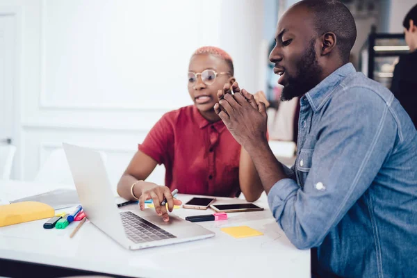 Hombre Mujer Afroamericanos Navegando Por Computadora Portátil Moderna Discutiendo Proyecto — Foto de Stock