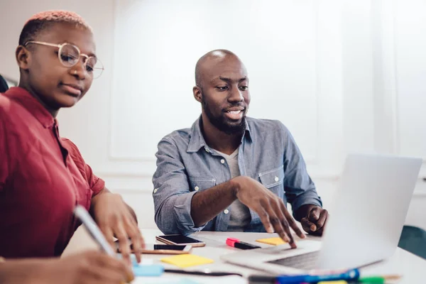 Hombre Mujer Afroamericanos Guapos Navegando Por Portátil Moderno Escribiendo Notas — Foto de Stock