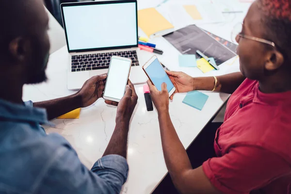 Afroamerikaner Und Afroamerikanerinnen Nutzen Smartphones Mit Leeren Bildschirmen Und Teilen — Stockfoto