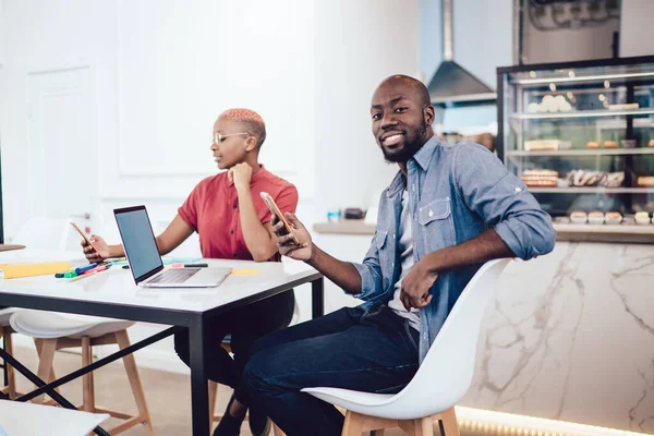 Handsome African American Man Casual Outfit Cheerfully Smiling Browsing Smartphone — Stock Photo, Image