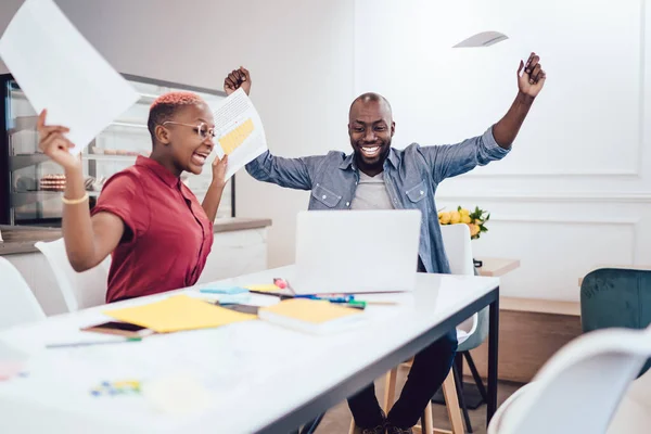 Vrolijke Afro Amerikaanse Man Vrouw Met Papieren Zoek Naar Moderne — Stockfoto