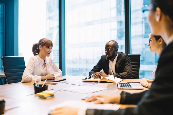 Groep Van Professionele Multiraciale Mannen Vrouwen Aan Tafel Bestuurskamer Die — Stockfoto