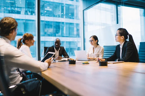 Multiraciale Vrouwen Mannen Formele Kleding Aan Het Bureau Directiekamer Van — Stockfoto