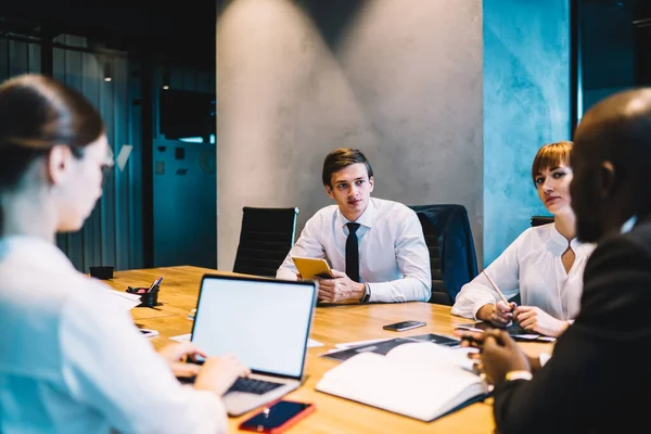 Hombres Mujeres Multiétnicos Contemporáneos Sentados Mesa Grande Sala Juntas Luz — Foto de Stock