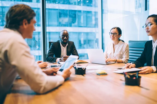 Groupe Femmes Hommes Multiraciaux Réunissant Bureau Avec Des Gadgets Des — Photo