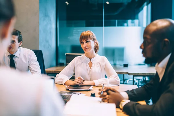 Groep Van Elegante Multiraciale Mannen Vrouwen Vergaderen Aan Tafel Moderne — Stockfoto