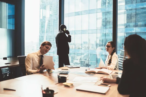 Hombres Mujeres Multirraciales Modernos Reunidos Sala Conferencias Oficina Sentados Mesa — Foto de Stock