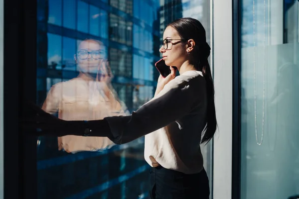 Vista Lateral Elegante Mujer Moderna Gafas Pie Cerca Ventana Oficina — Foto de Stock