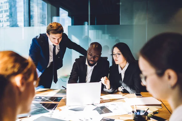 Grupp Unga Kreativa Multietniska Män Och Kvinnor Samlas Vid Skrivbordet — Stockfoto