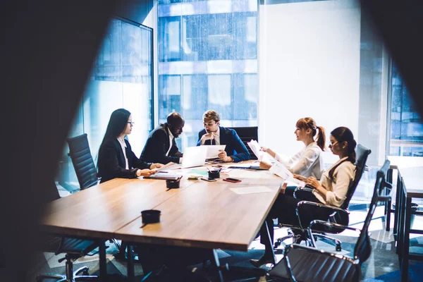 Vue Hommes Femmes Multiethniques Modernes Réunissant Dans Salle Conférence Bureau — Photo