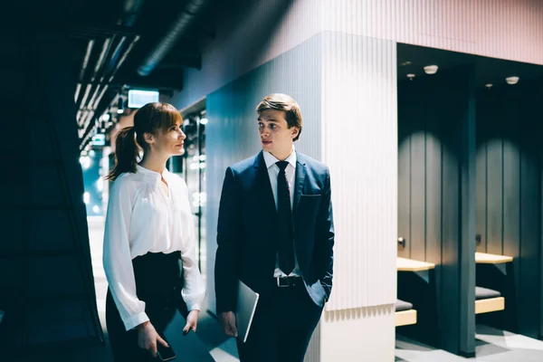 Elegante Erwachsene Geschäftsfrau Und Mann Anzug Mit Laptop Stehen Hellen — Stockfoto