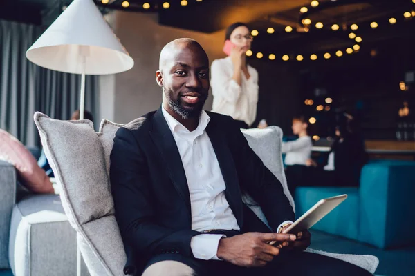 Smiling Elegant African American Man Suit Holding Tablet While Sitting — Stock Photo, Image