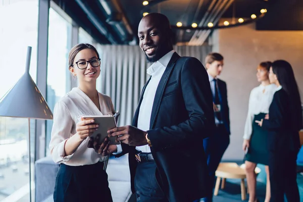 Sonriendo Elegante Hombre Mujer Afroamericanos Gafas Que Sostienen Tableta Mientras — Foto de Stock