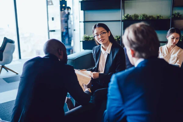 Hermosa Mujer Asiática Gafas Sentada Con Grupo Diversos Compañeros Trabajo — Foto de Stock