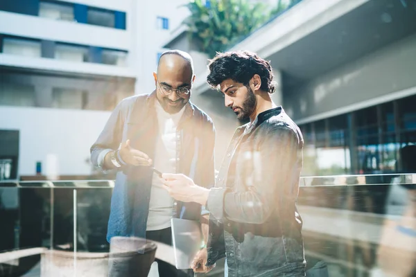 Hombres Étnicos Modernos Casuales Pie Terraza Luz Del Sol Viendo — Foto de Stock