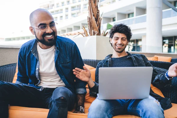 Hombres Étnicos Felices Modernos Sentados Juntos Sofá Terraza Mientras Trabajan — Foto de Stock