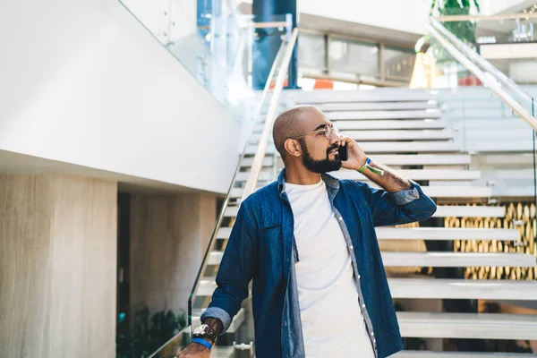 Hombre Casual Étnico Contemporáneo Con Barba Gafas Pie Escalera Pasillo — Foto de Stock