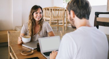İnternet siteniz için boş ekran alanı olan ve mutlu eşinizle vakit geçirirken modern dizüstü bilgisayardaki metin belgeleriyle fotokopi çeken yetenekli erkek serbest çalışanın arka planı