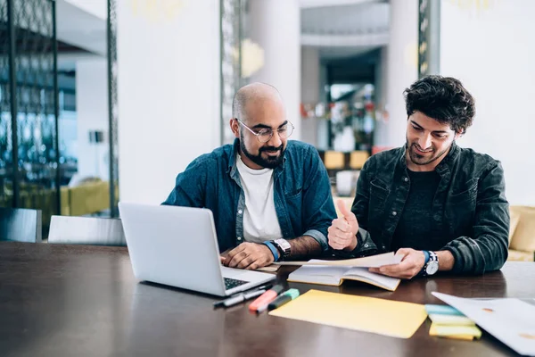 Hombres Étnicos Elegantes Sentados Juntos Escritorio Oficina Discutiendo Papeles Mientras — Foto de Stock