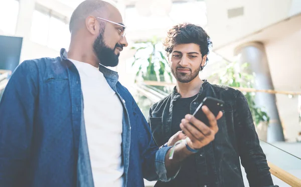 Trendy Man Met Etnische Baard Staat Met Vriendelijke Collega Trap — Stockfoto